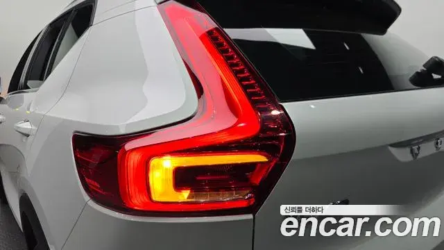 Volvo XC40 2022 — Photo 10/32