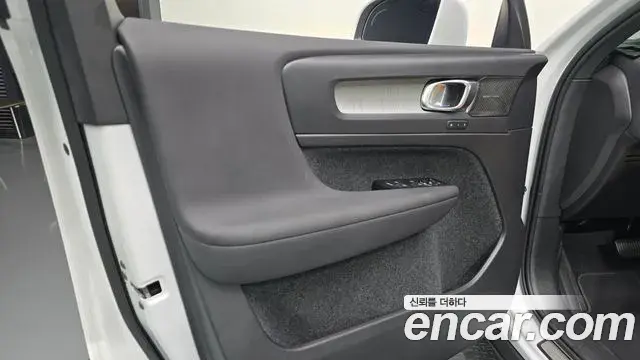 Volvo XC40 2022 — Photo 26/32