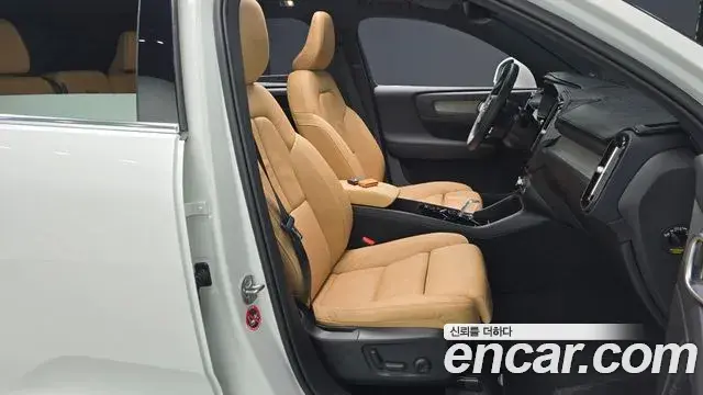 Volvo XC40 2022 — Photo 15/32