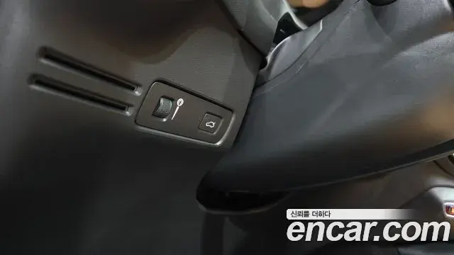 Volvo XC40 2022 — Photo 8/32