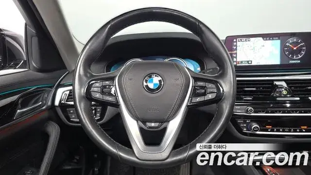 BMW 5 Series 2018 — Фото 13/20