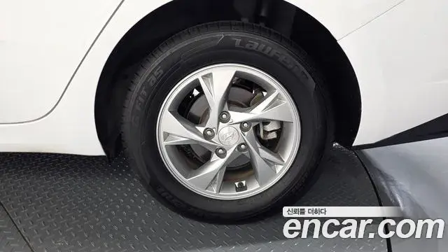 Hyundai The New Avante Hybrid 2020 — Photo 17/30