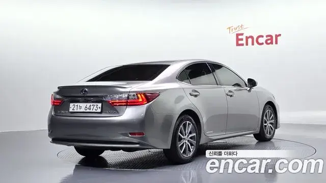 Lexus ES300h 2018 — Şəkil 20/33