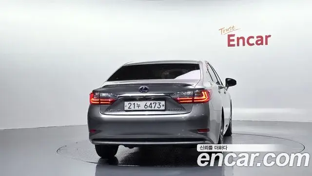 Lexus ES300h 2018 — Şəkil 30/33