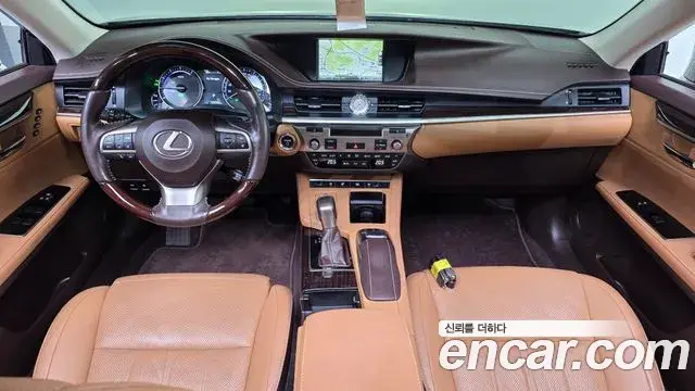 Lexus ES300h 2018 — Şəkil 31/33