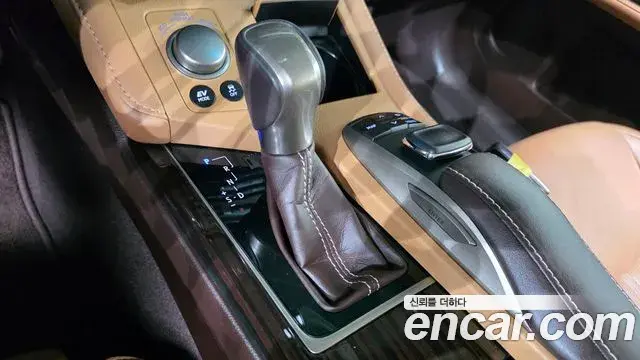 Lexus ES300h 2018 — Şəkil 23/33
