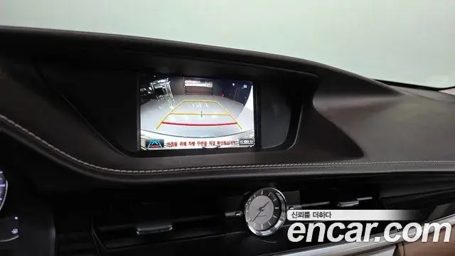 Lexus ES300h 2018 — Şəkil 16/33