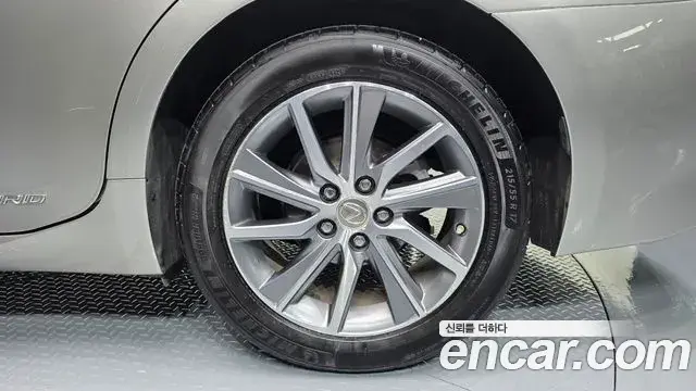 Lexus ES300h 2018 — Şəkil 14/33