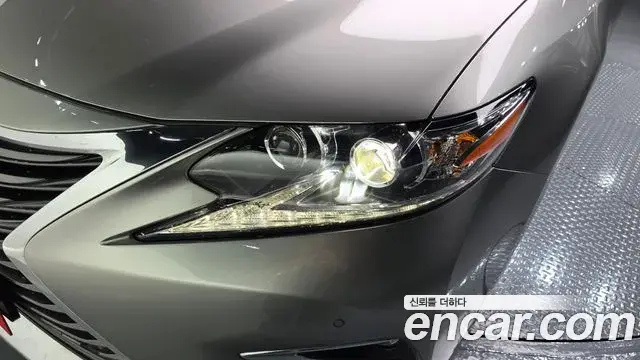 Lexus ES300h 2018 — Şəkil 9/33