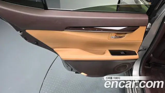 Lexus ES300h 2018 — Şəkil 27/33