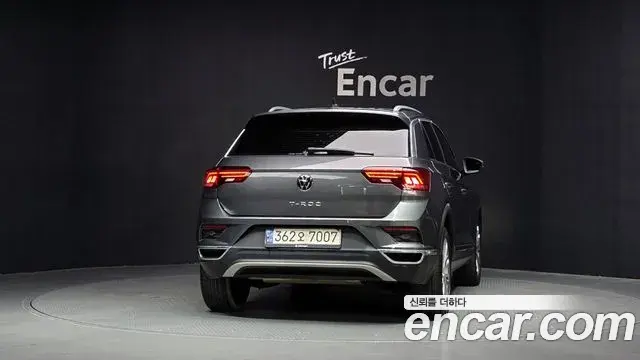 Volkswagen T-Roc 2021 — Photo 27/32
