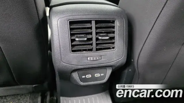 Volkswagen T-Roc 2021 — Photo 18/32