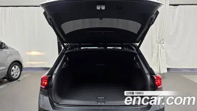Volkswagen T-Roc 2021 — Photo 1/32