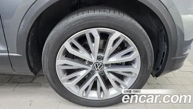 Volkswagen T-Roc 2021 — Photo 12/32