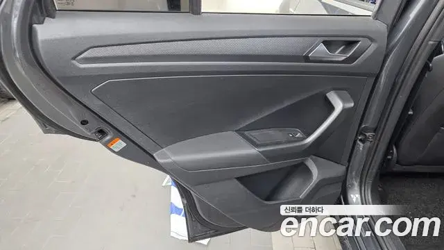 Volkswagen T-Roc 2021 — Photo 13/32