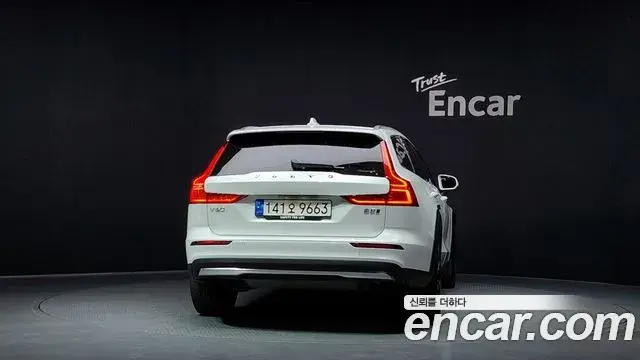 Volvo V60 Cross Country 2023 — Фото 4/20