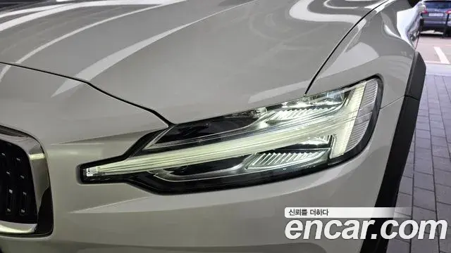 Volvo V60 Cross Country 2023 — Şəkil 33/34