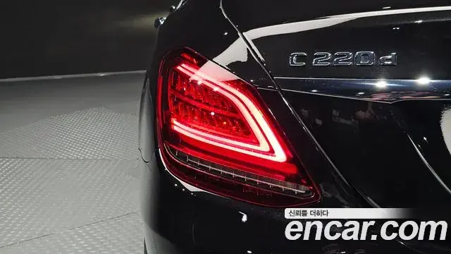 Mercedes-Benz C-Class 2019 — Şəkil 26/32