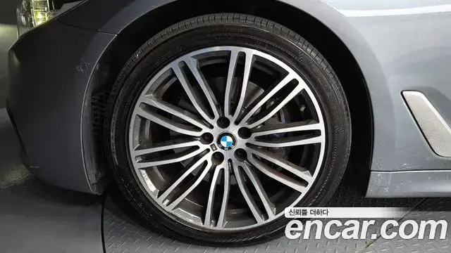 BMW 5 Series 2019 — Photo 2/20