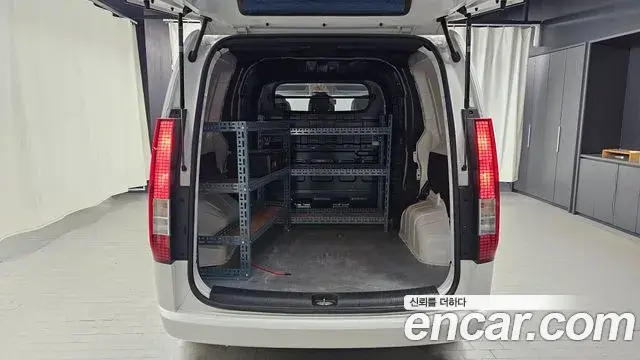 Hyundai Staria 2022 — Photo 34/35