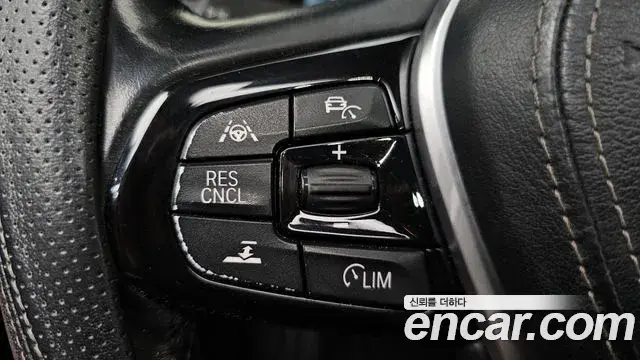 BMW 5 Series 2018 — Фото 15/20