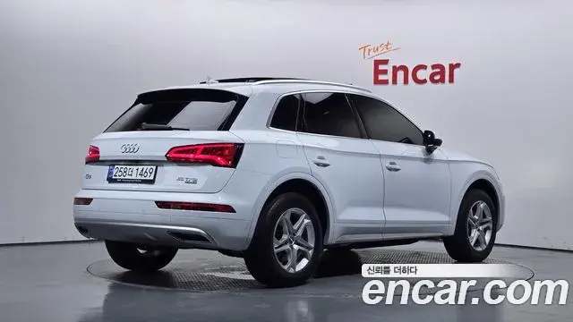 Audi Q5 2020 — ფოტო 25/33