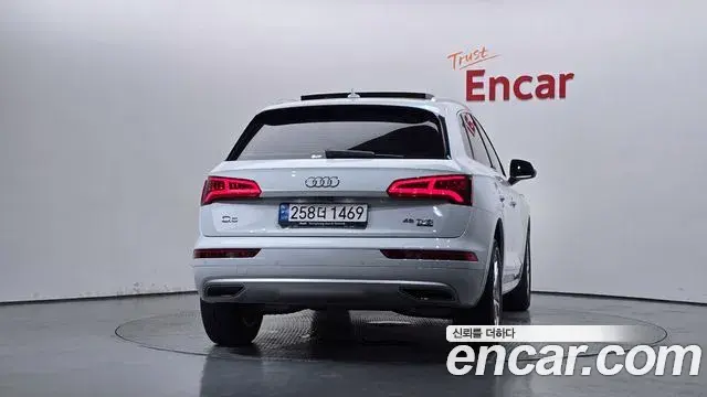 Audi Q5 2020 — ფოტო 32/33