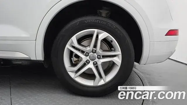 Audi Q5 2020 — ფოტო 18/33