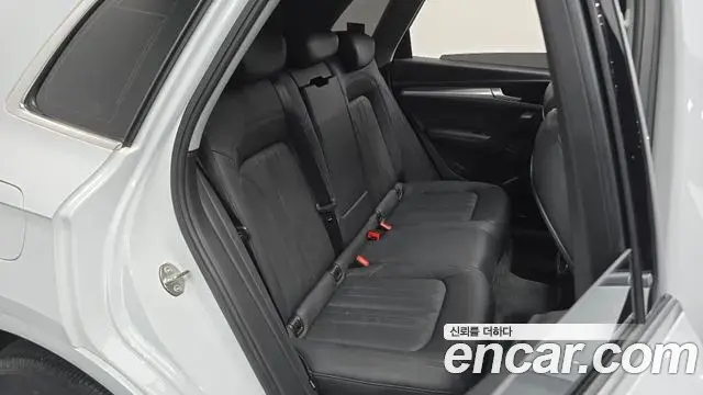 Audi Q5 2020 — ფოტო 13/33