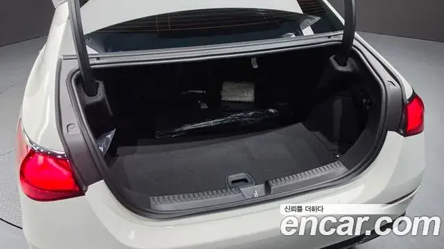 Mercedes-Benz E-Class 2025 — ფოტო 27/31