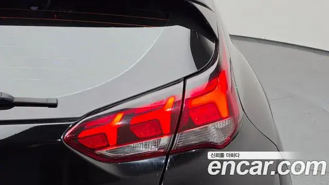 Hyundai Veloster 2021 — Şəkil 32/33