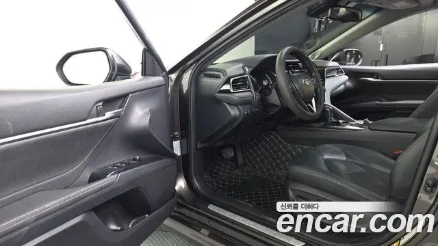 Toyota Camry 2018 — Şəkil 19/20