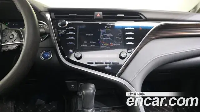 Toyota Camry 2018 — Şəkil 18/20