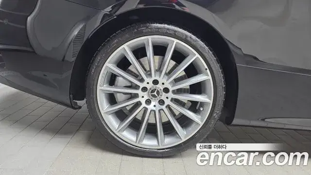 Mercedes-Benz E-Class 2023 — ფოტო 28/32