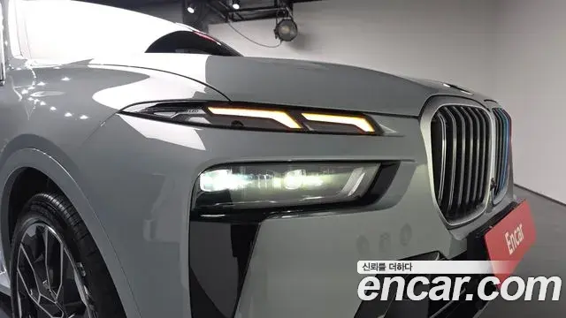 BMW X7 2023 — ფოტო 35/38