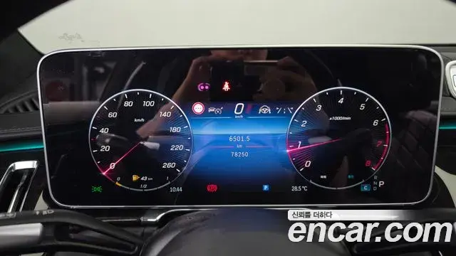 Mercedes-Benz S-Class 2021 — Photo 21/36