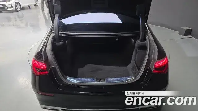 Mercedes-Benz S-Class 2021 — Photo 16/33