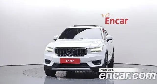 Volvo XC40 2021 — ფოტო 18/20