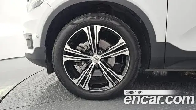Volvo XC40 2021 — ფოტო 11/20
