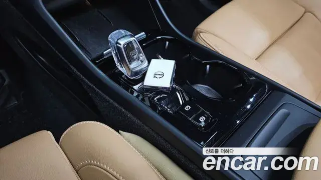 Volvo XC40 2021 — ფოტო 17/20
