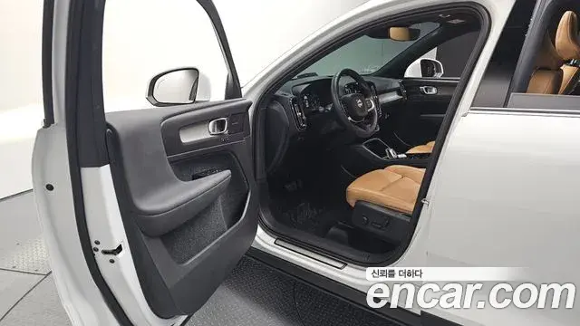 Volvo XC40 2021 — ფოტო 13/20