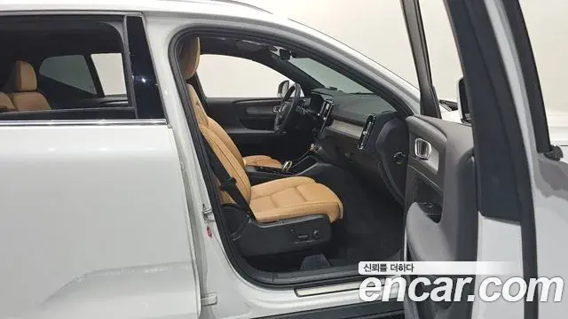 Volvo XC40 2021 — ფოტო 10/20