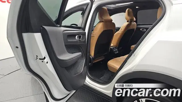 Volvo XC40 2021 — ფოტო 8/20