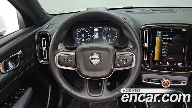 Volvo XC40 2021 — ფოტო 9/20