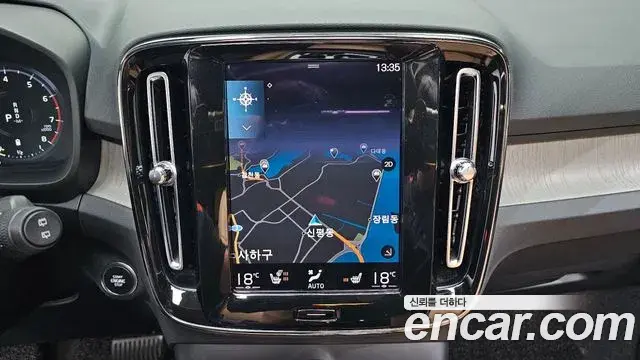 Volvo XC40 2021 — ფოტო 1/20