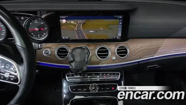 Mercedes-Benz E-Class 2020 — Şəkil 33/34