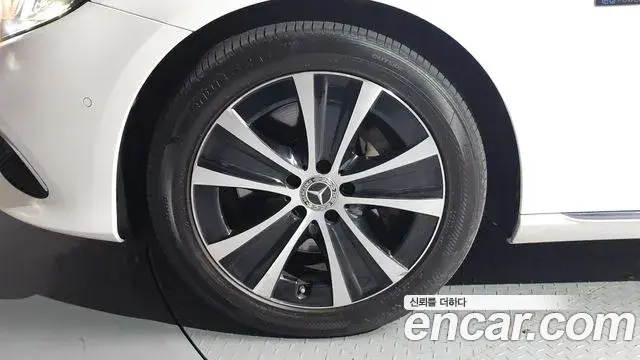 Mercedes-Benz E-Class 2019 — Şəkil 11/32