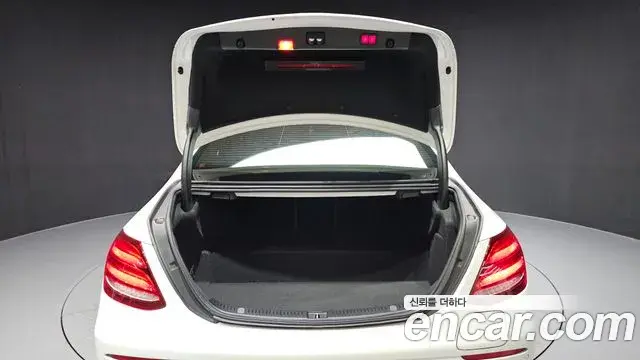 Mercedes-Benz E-Class 2019 — Şəkil 8/32