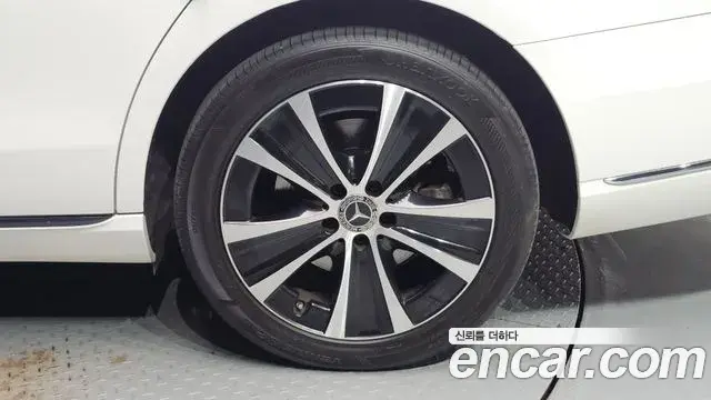 Mercedes-Benz E-Class 2019 — Şəkil 26/32