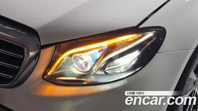 Mercedes-Benz E-Class 2019 — Şəkil 32/32